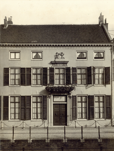 68820 Gezicht op de voorgevel van het huis Plompetorengracht 5 te Utrecht, uit het westen.